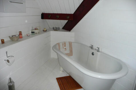 10. Bathroom_1.JPG