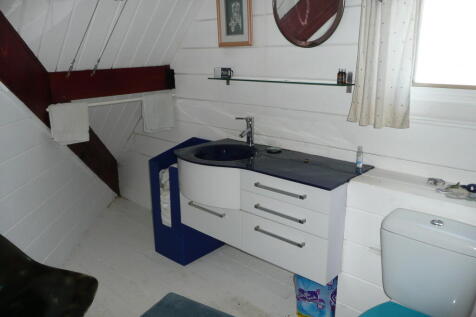 11. Bathroom_2.JPG