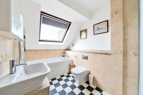St Mildreds Gardens 2 Bedroom Apartment - Bathroom