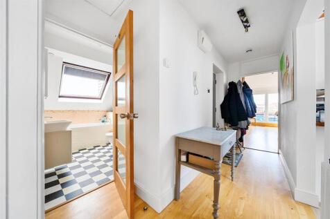 St Mildreds Gardens 2 Bedroom Apartment - Entryway