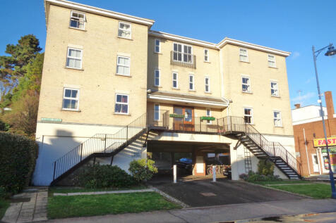 1 bedroom apartment positioned close to sea front