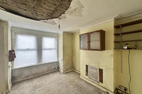 University Road Colliers Wood London 2 bed flat fo