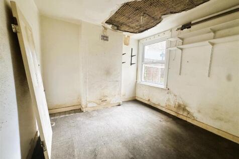 University Road Colliers Wood London 2 bed flat fo
