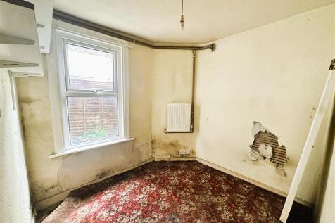 University Road Colliers Wood London 2 bed flat fo