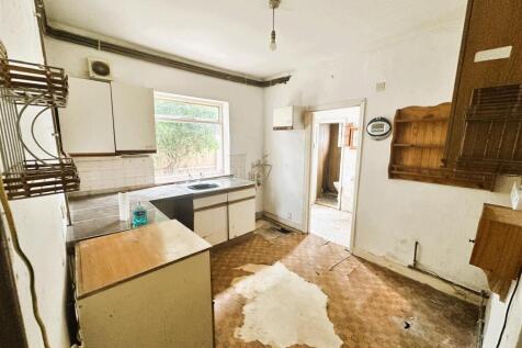 University Road Colliers Wood London 2 bed flat fo