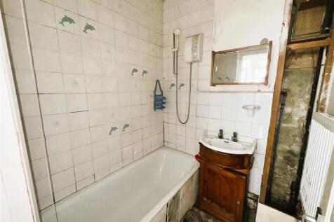 University Road Colliers Wood London 2 bed flat fo