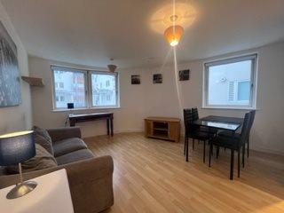 187 Royal quay - Living room.jpg
