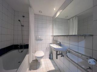 187 Royal quay - Main  Bathroom.jpg