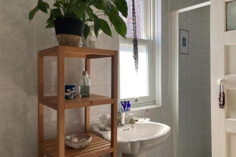 Bathroom b.jpg