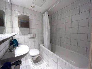 200 Royal Quay - Main Bathroom (1).jpg