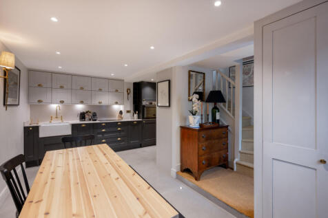 Private Realtor-23 Royal Crescent Mews-9_Lo