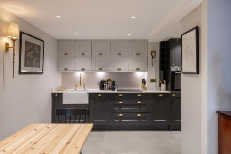 Private Realtor-23 Royal Crescent Mews-10_Lo