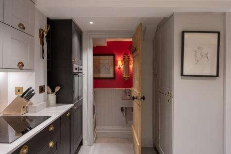 Private Realtor-23 Royal Crescent Mews-4_Lo