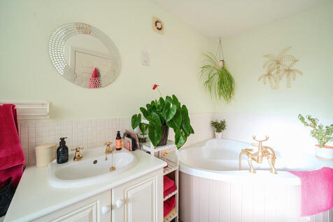 Main Bathroom (sh...