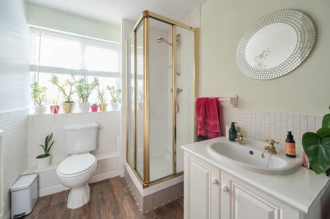 Main Bathroom (sh...