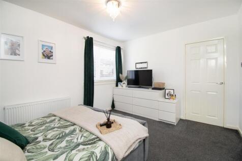 bedroom 1 (2).jpg