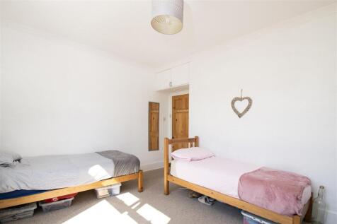bedroom 1 (2).jpg