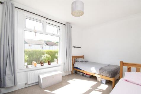 bedroom 1 (3).jpg