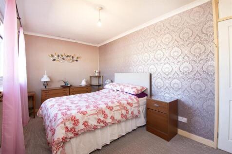 bedroom 1 (1).jpg