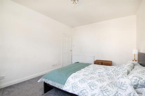 bedroom 1 (2).jpg