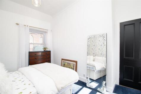 bedroom 1 (2).jpg