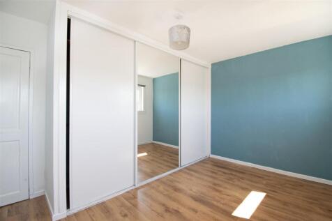 bedroom 1 (2).jpg