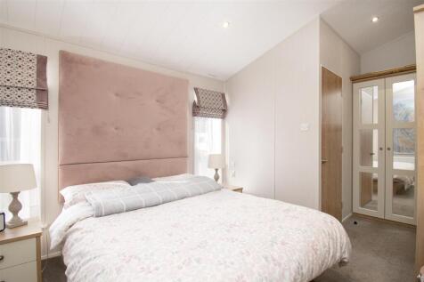 bedroom 1 (2).jpg