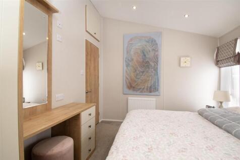 bedroom 1 (3).jpg