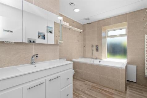Bathroom (1).jpg