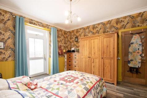bedroom 2 (2).jpg