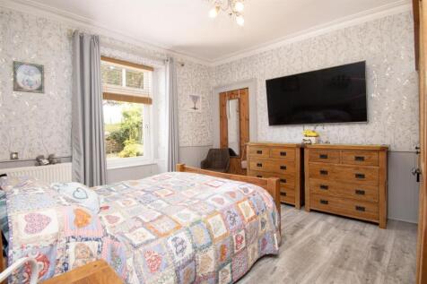 bedroom 1 (1).jpg