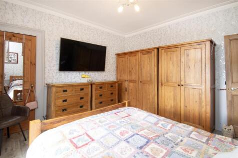 bedroom 1 (2).jpg
