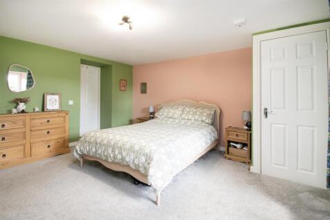bedroom 1(2).jpg