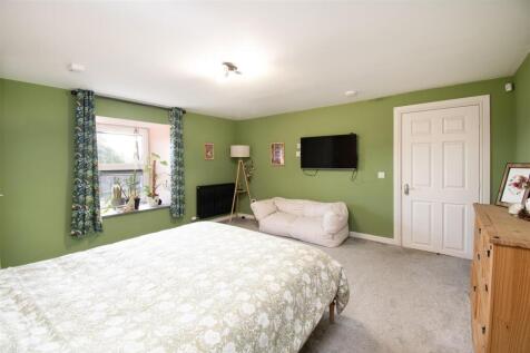 bedroom 1 (3).jpg