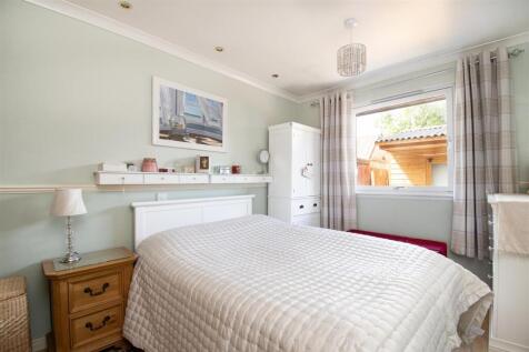 bedroom 1 (2).jpg