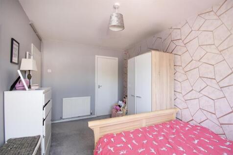 bedroom 1 (2).jpg