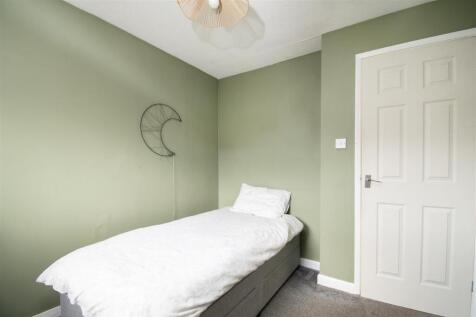 bedroom 2 (2).jpg