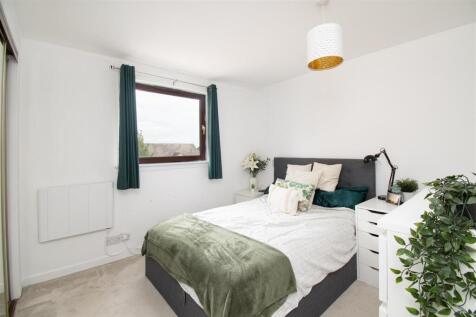 bedroom 1 (2).jpg