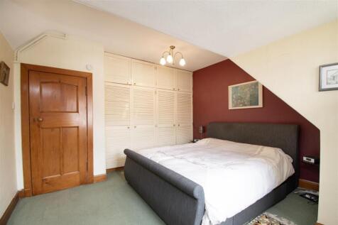 bedroom 1 (2).jpg