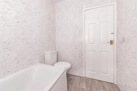 8F Ballindean Road Dundee NEW BATHROOM-2.JPG