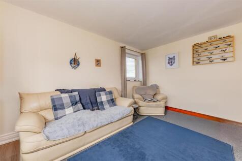 96 Tweed Crescent Dundee-2.JPG