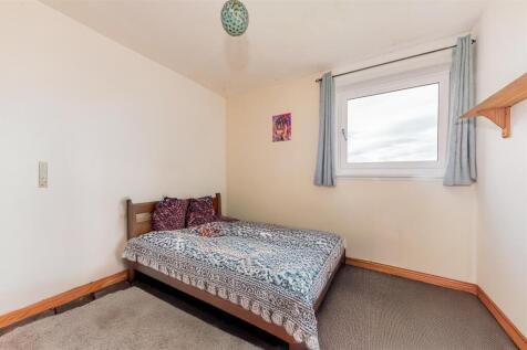 96 Tweed Crescent Dundee-3.JPG