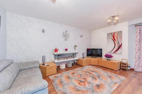 94D Glamis Road Kirriemuir NEW LOUNGE-3.JPG
