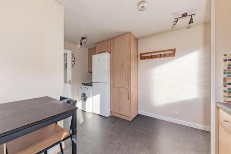 4 Kinloch Place Meigle-2.JPG