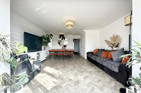 Lounge/Dining