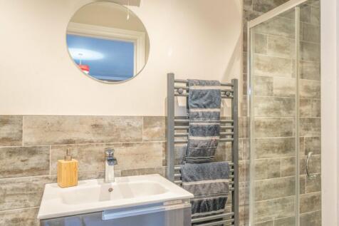 En-suite To Bedroom 3