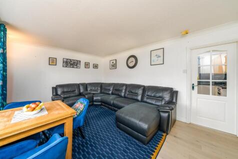 17_gunsgreen_crescent_eyemouth-03.jpg