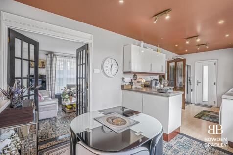 Kitchen/Dining Area