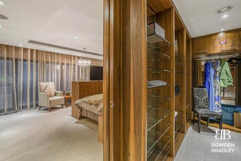 Walk-in wardrobe