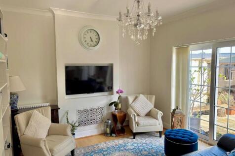 Lounge/Dining Area